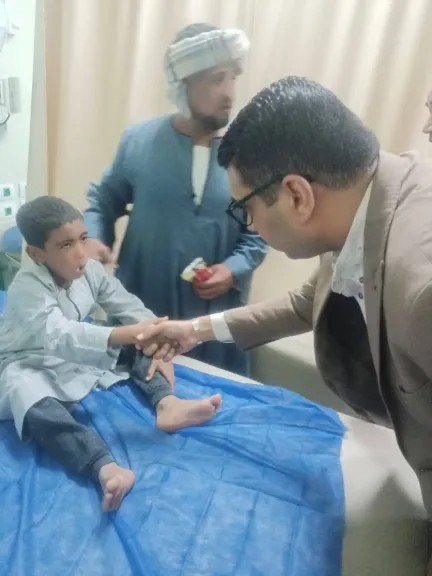  نائب محافظ الأقصر يزور ضحايا انهيار منزل الدير