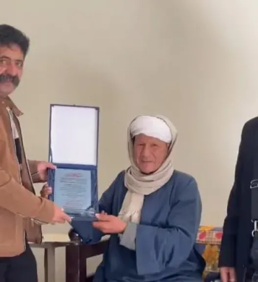 رحلة وفاء بعد أربعة عقود.. طلاب يمنيون يكرّمون معلمهم المصري في سوهاج