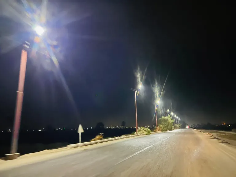 محافظة قنا تستكمل أعمال إنارة طريق قنا–الأقصر الزراعي