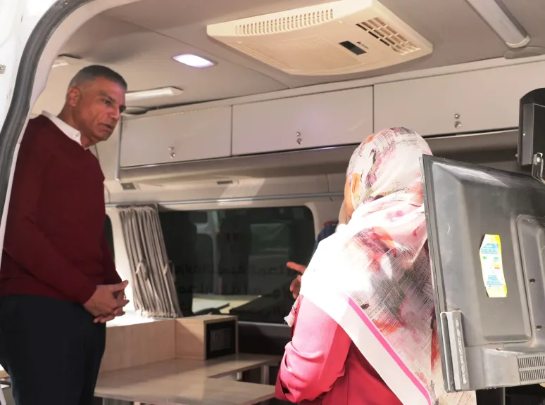 محافظ أسوان يتفقد سيارة المركز التكنولوجى المتنقل