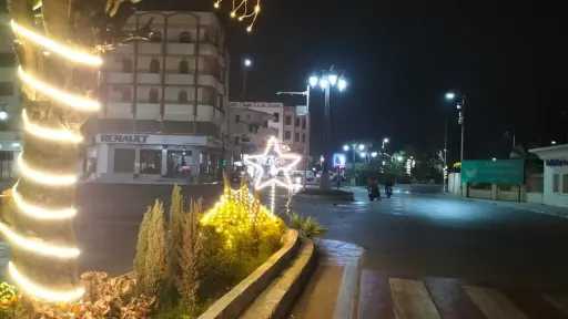 أشجار الكريسماس والأنوار تزين شوارع...