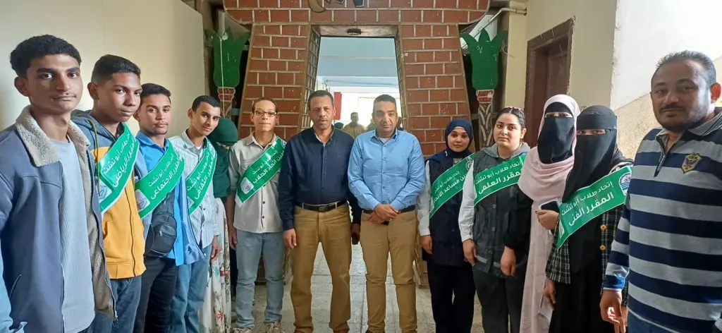 مدير تعليم أبو تشت مع الطلاب الفائزين