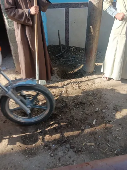 محافظ قنا  يستجيب لشكوى أهالي أبوتشت بشأن عمود كهرباء آيل للسقوط وتغييره فورًا