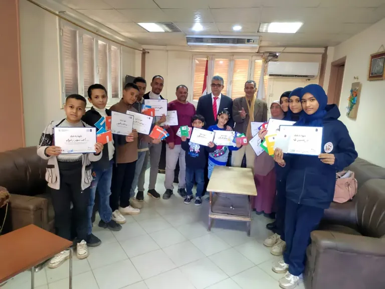 وكيل تعليم أبوتشت يكرم الطلاب المتفوقين في مسابقة