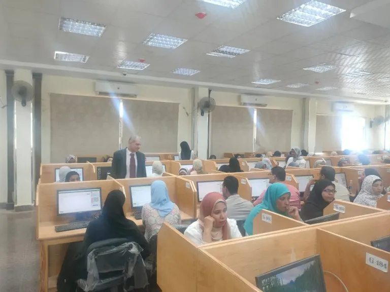 رئيس الجامعة يتابع الامتحانات
