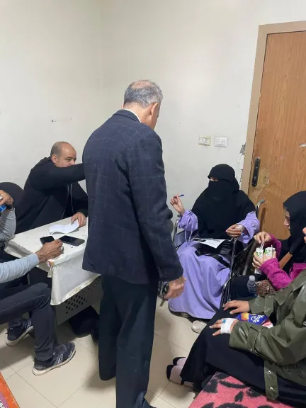 رئيس جامعة أسوان يطمئن على الطالبات  المصابات