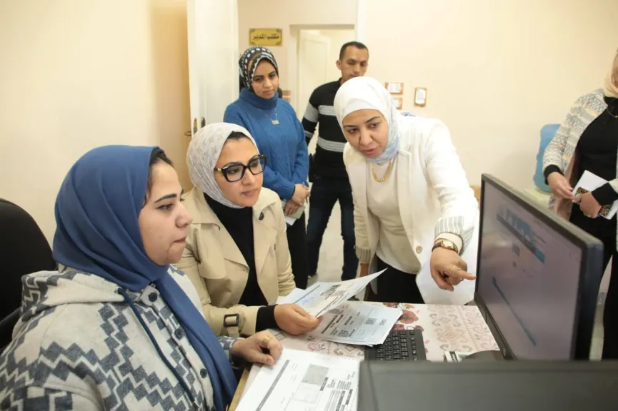 نائب محافظ الوادي الجديد تتابع سير منظومة العمل بمركز البنية المعلوماتية المكانية