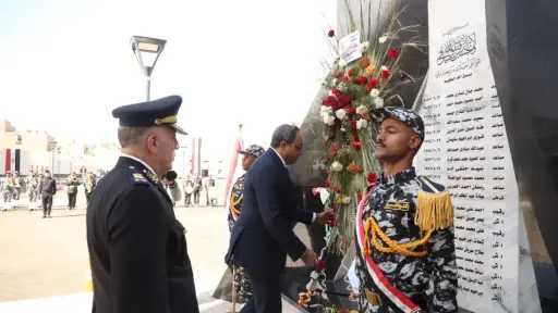 محافظ قنا ومدير الأمن يضعان...