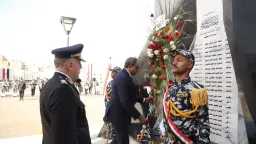 محافظ قنا ومدير الأمن يضعان...