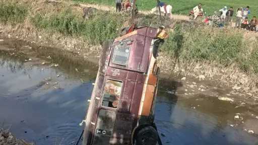 دون وقوع إصابات.. انتشال ميكروباص...