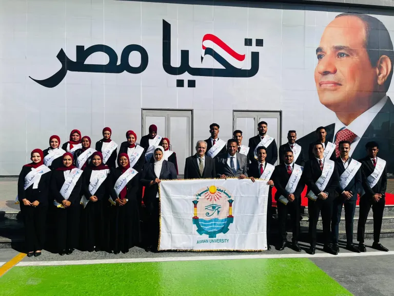 رئيس جامعة أسوان ووفد طلابي يزورون معرض القاهرة الدولي للكتاب