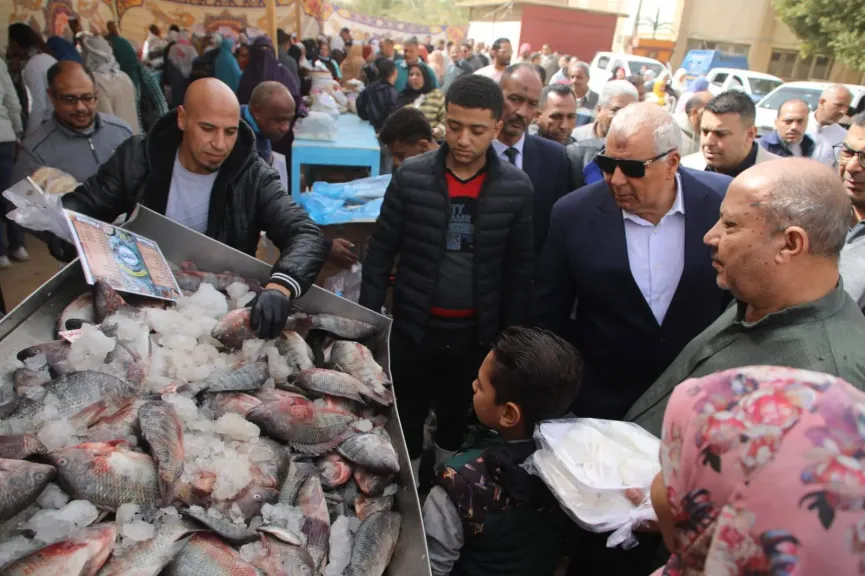 استعدادًا لاستقبال شهر رمضان .. محافظ الوادي الجديد يتفقد مبادرة " معًا ضد الغلاء "