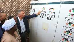 محافظ أسوان يعطى إشارة البدء...