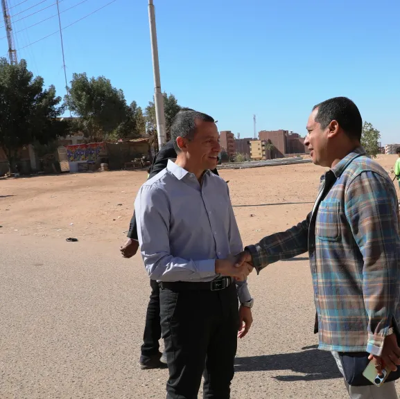محافظ أسوان يتابع منظومة النظافة بحى الصداقة الجديدة