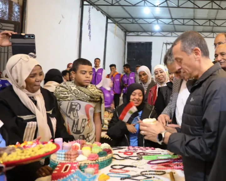 محافظ أسوان يفتتح معرض المشغولات اليدوية