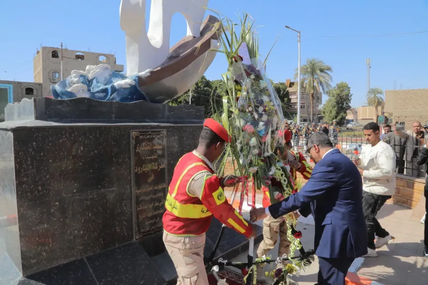في ذكرى العيد القومي.. محافظ قنا يضع إكليل الزهور على النصب التذكاري لشهداء البارود