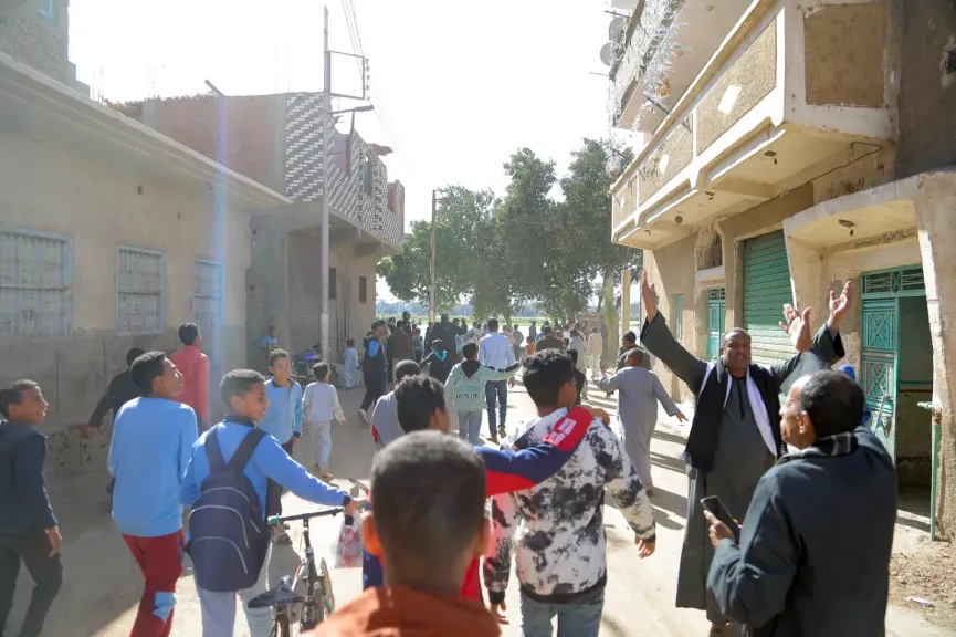 محافظ قنا يستمع لمطالب المواطنين بـ "البارود"