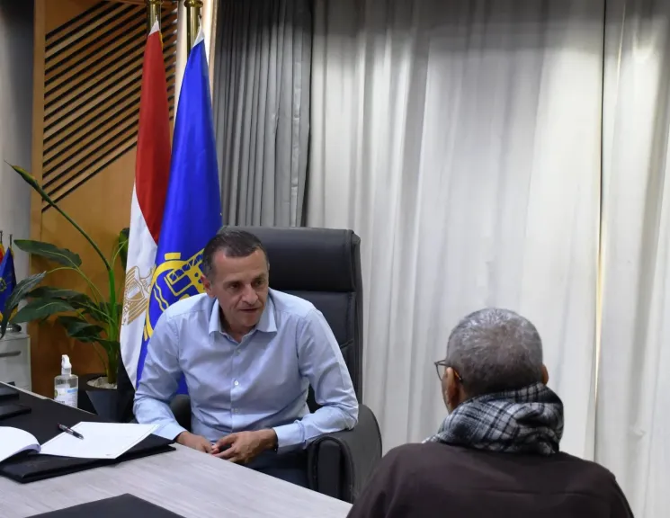 محافظ أسوان يبحث مشاكل المواطنين