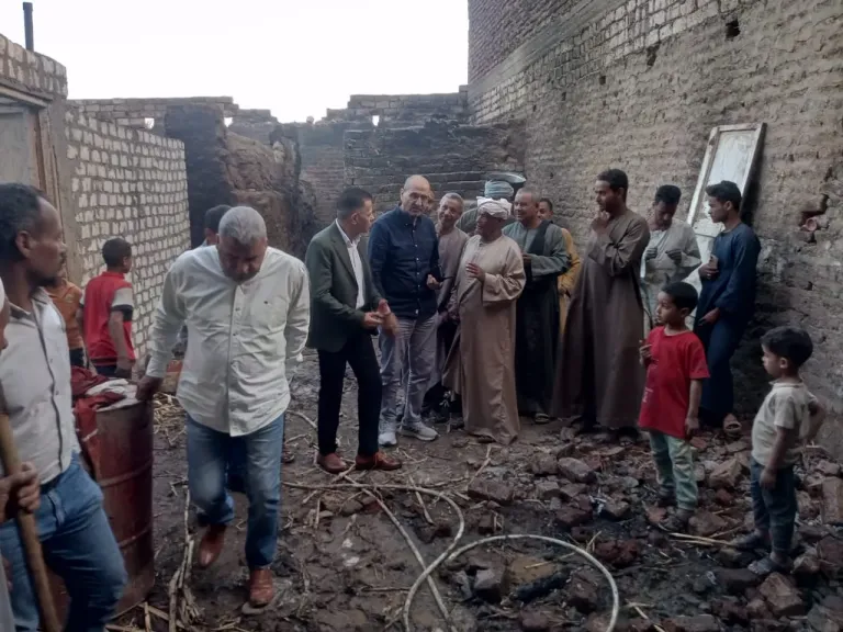 السكرتير العام يتفقد موقع الحريق