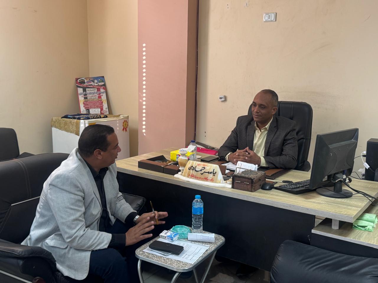 رئيس مدينة نقادة يتحدث للزميل عبدالرحمن أبوزكير 
